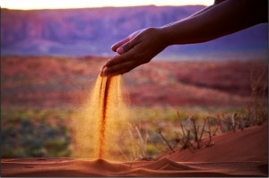 Mani che toccano terra al tramonto