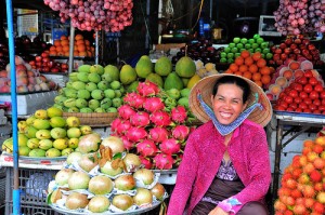 Bancarella con diversità e colori della frutta